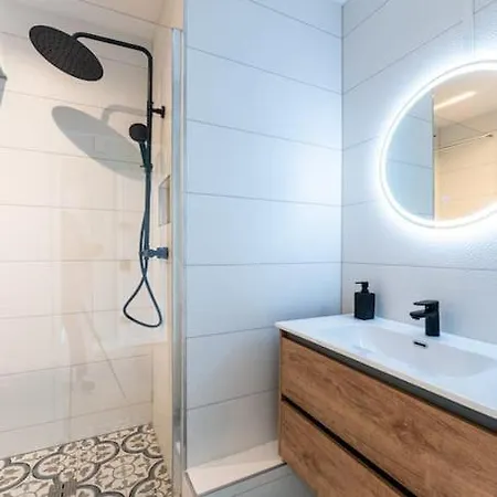 Apartment 500m Tram: 2 Bedrooms - Fiber Wifi - Comfort +