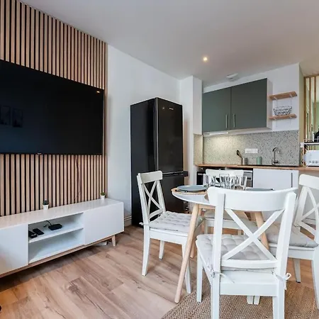 500m Tram: 2 Bedrooms - Fiber Wifi - Comfort + Apartment *